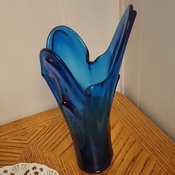 Elegant Ocean Blue Glass Vase - Picture 1 of 1